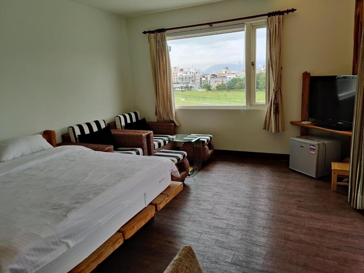 Two Dots On Line Homestay Hualien Extérieur photo