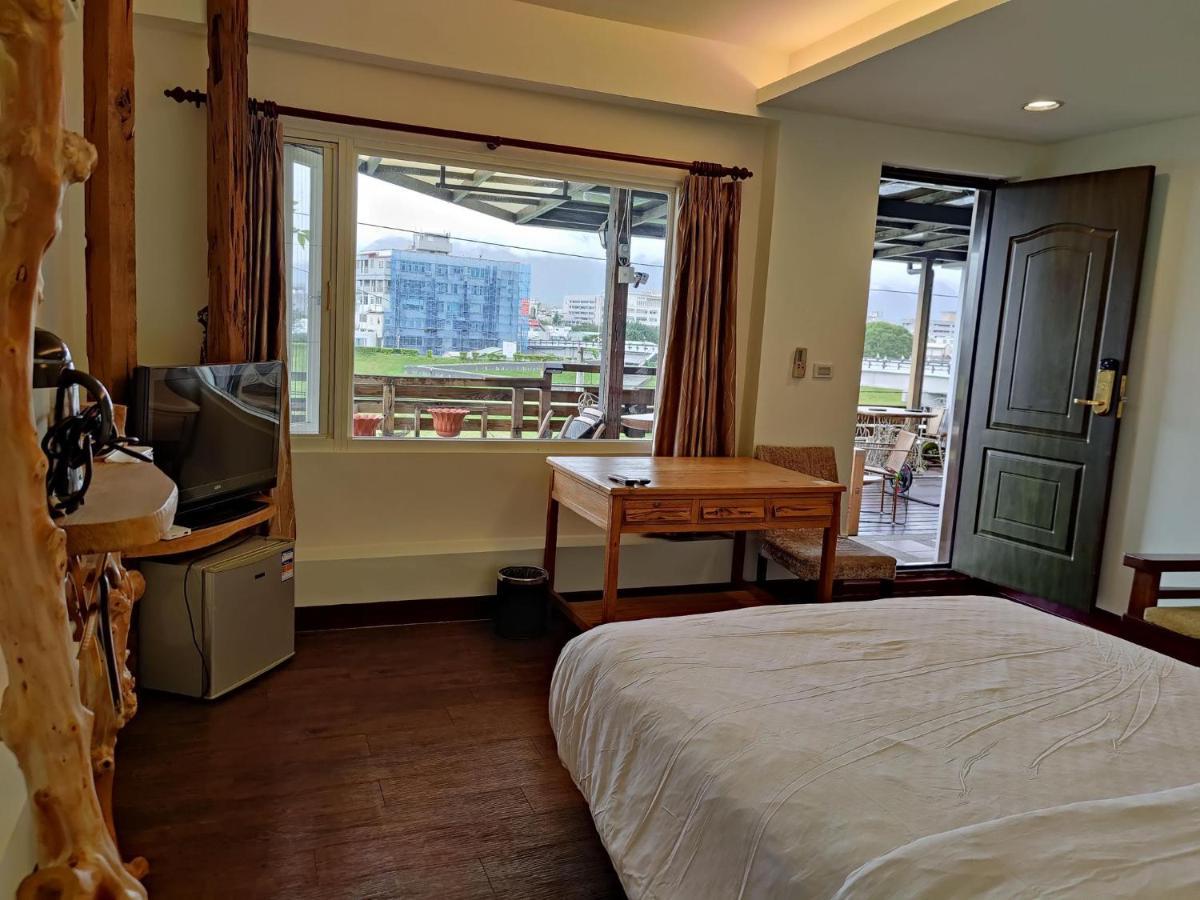 Two Dots On Line Homestay Hualien Extérieur photo