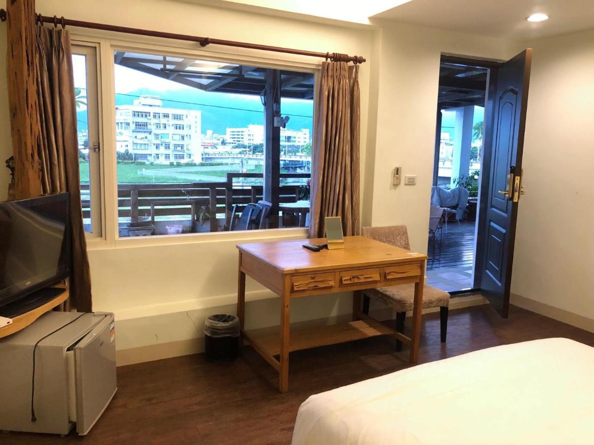 Two Dots On Line Homestay Hualien Extérieur photo